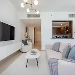 Modernized 2 Bedroom Apartment In Downtown And Sleeps 6