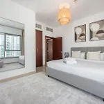 Modernized 2 Bedroom Apartment In Downtown And Sleeps 6