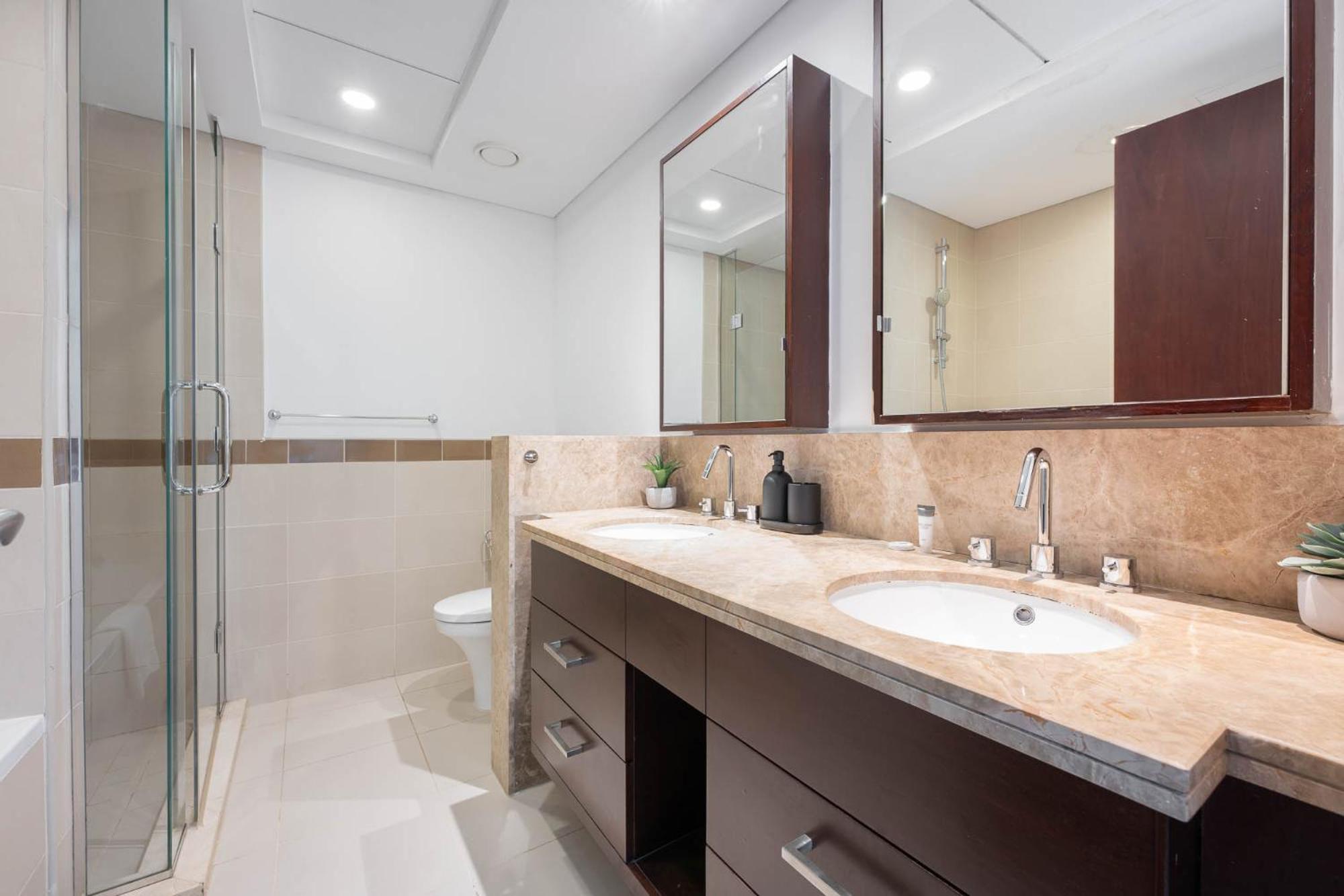Modernized 2 Bedroom In Downtown And Sleeps 6 Apartment *