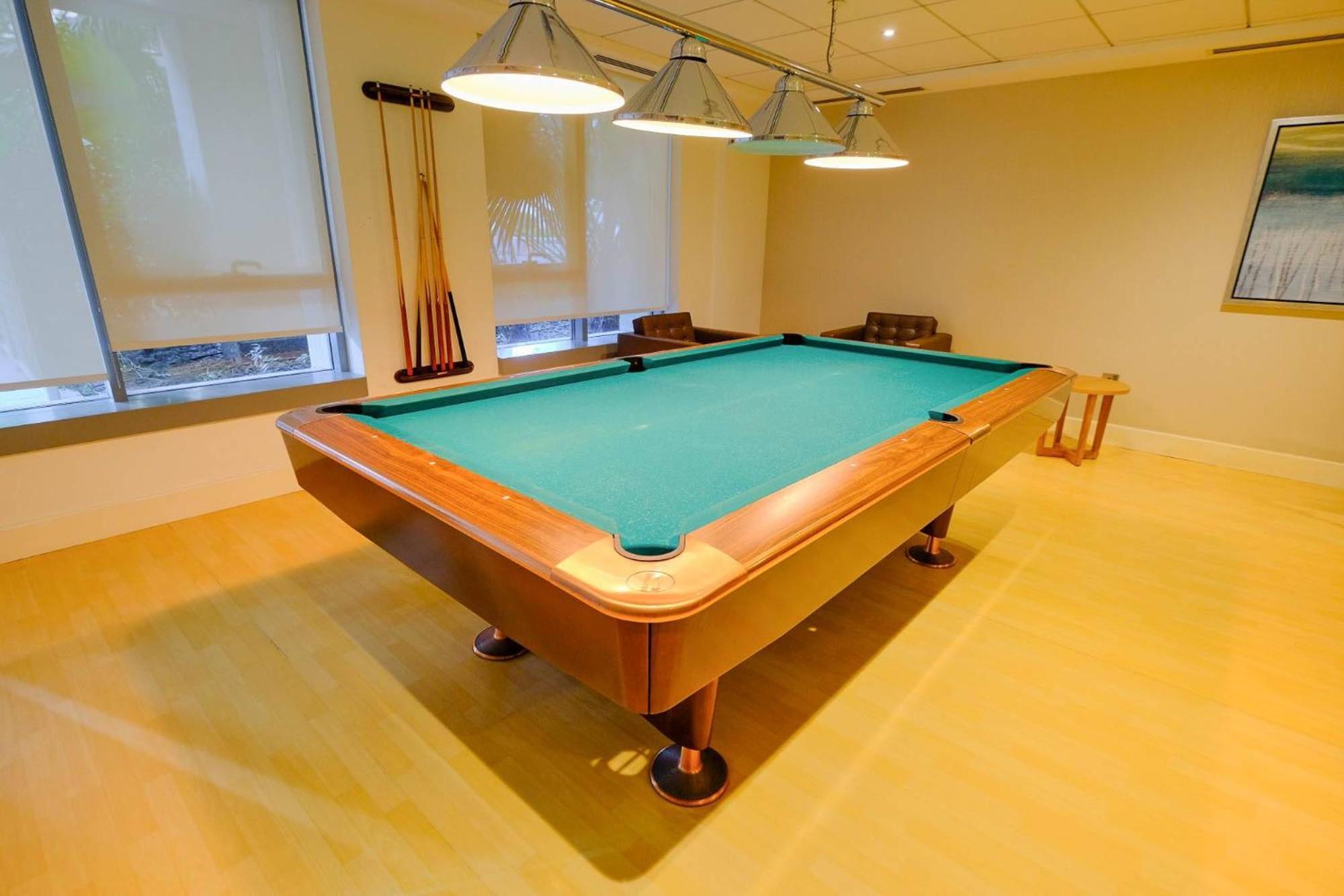 Modernized 2 Bedroom In Downtown And Sleeps 6 *