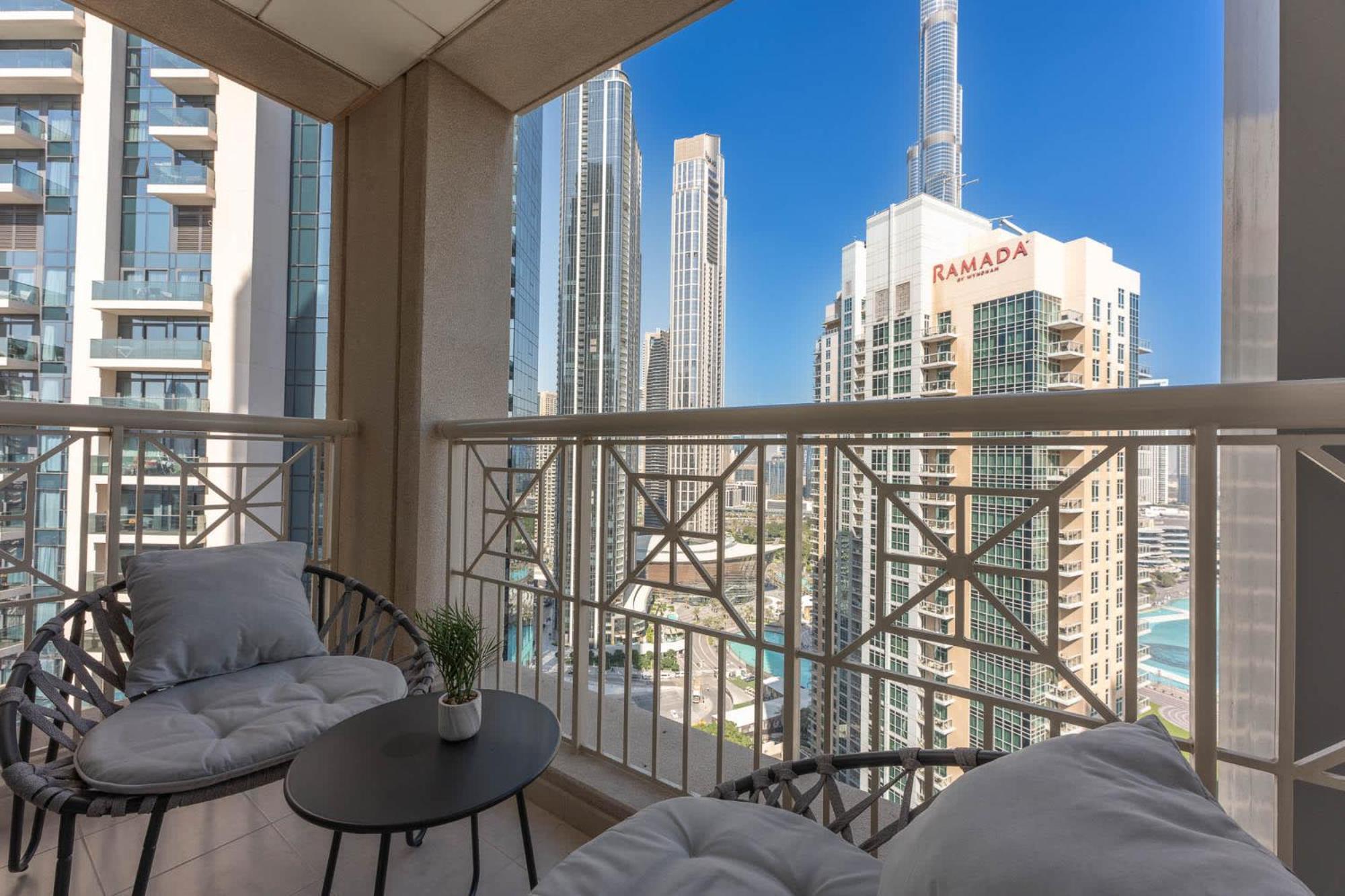 Apartment Modernized 2 Bedroom In Downtown And Sleeps 6 Dubai